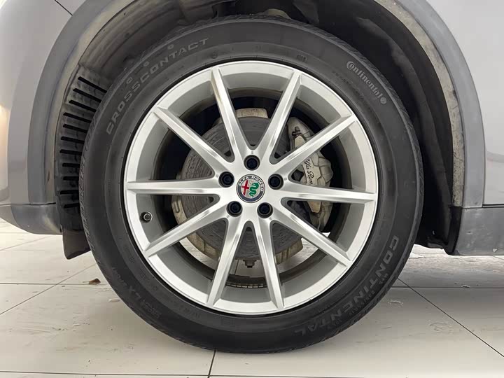 Фото 34 - Alfa Romeo Stelvio