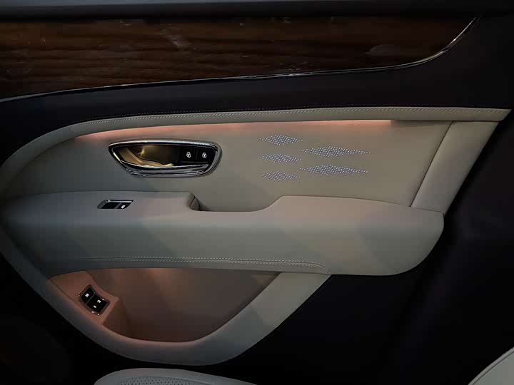 Фото 10 - Bentley Bentayga