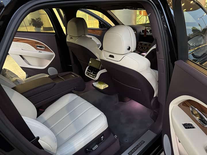 Фото 11 - Bentley Bentayga