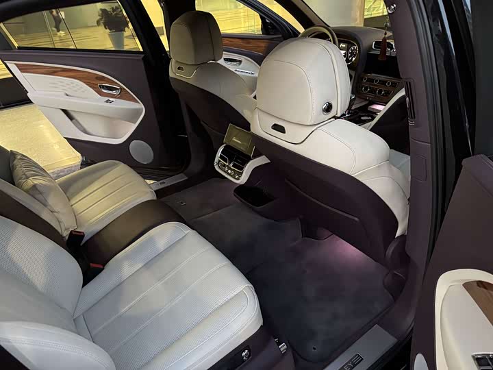 Фото 12 - Bentley Bentayga