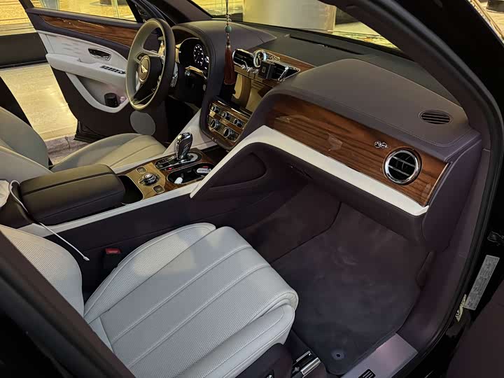 Фото 13 - Bentley Bentayga