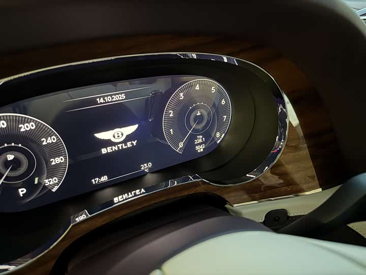 Фото 14 - Bentley Bentayga