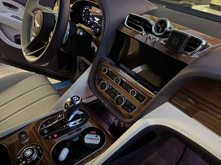 Фото 15 - Bentley Bentayga