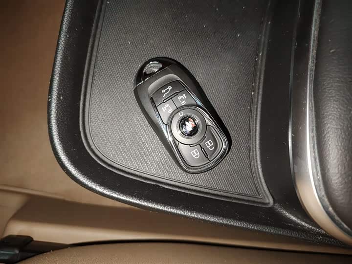 Фото 9 - Buick GL8 ES