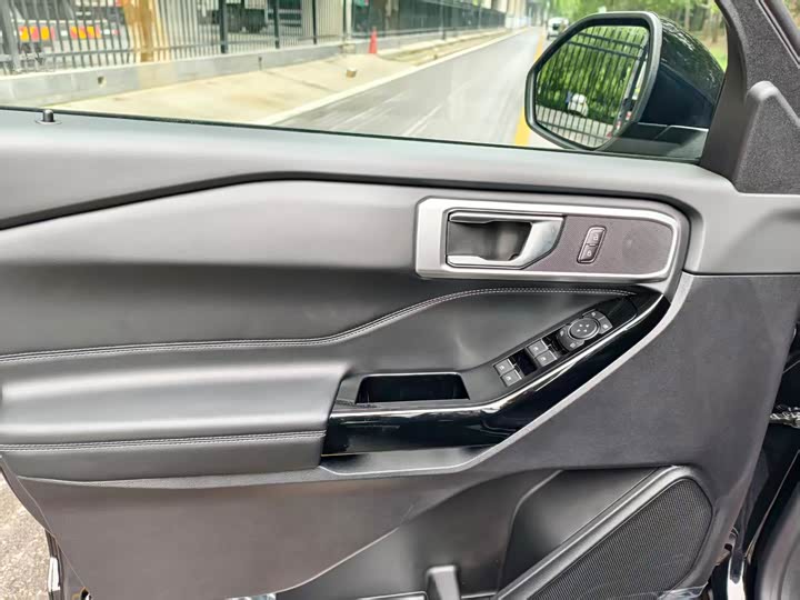 Фото 10 - Ford Explorer