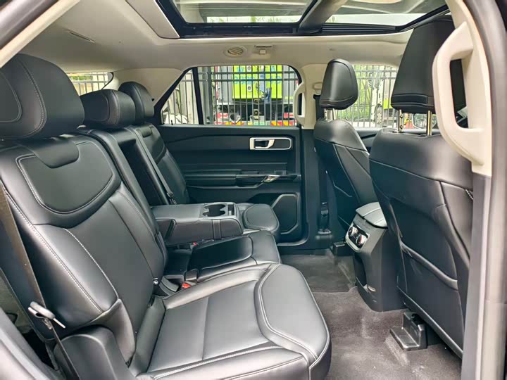 Фото 13 - Ford Explorer