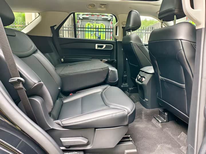 Фото 14 - Ford Explorer