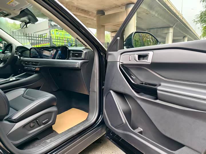 Фото 16 - Ford Explorer