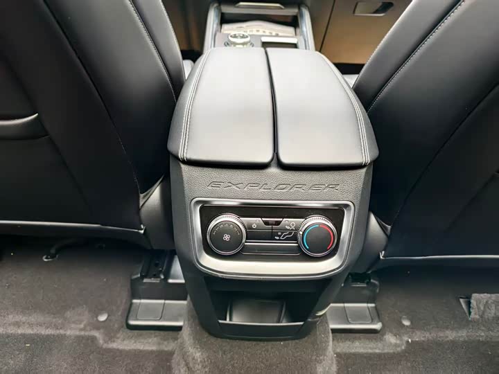 Фото 18 - Ford Explorer