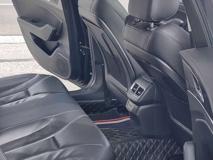 Фото 10 - Hongqi H5