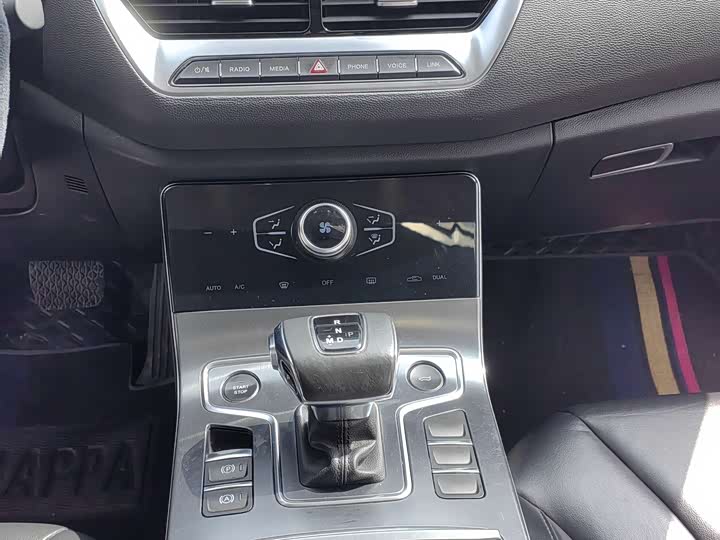 Фото 14 - Hongqi H5