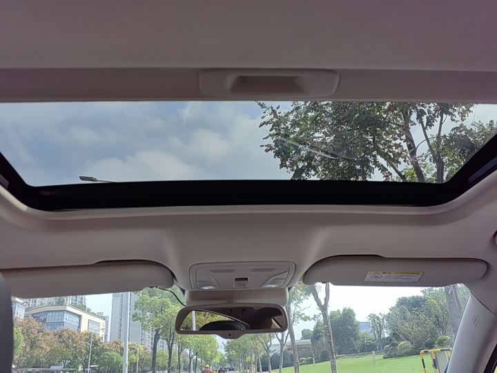 Фото 15 - Hongqi H5