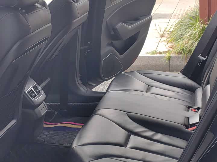 Фото 9 - Hongqi H5