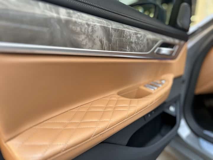 Фото 14 - BMW 7 Series