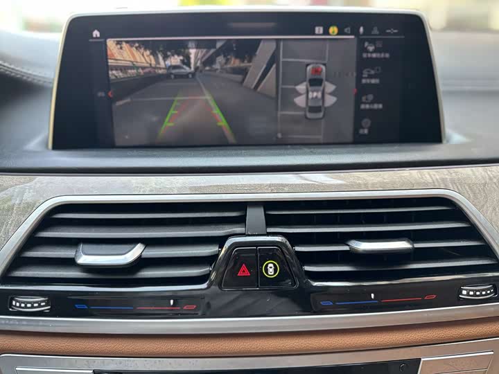 Фото 18 - BMW 7 Series