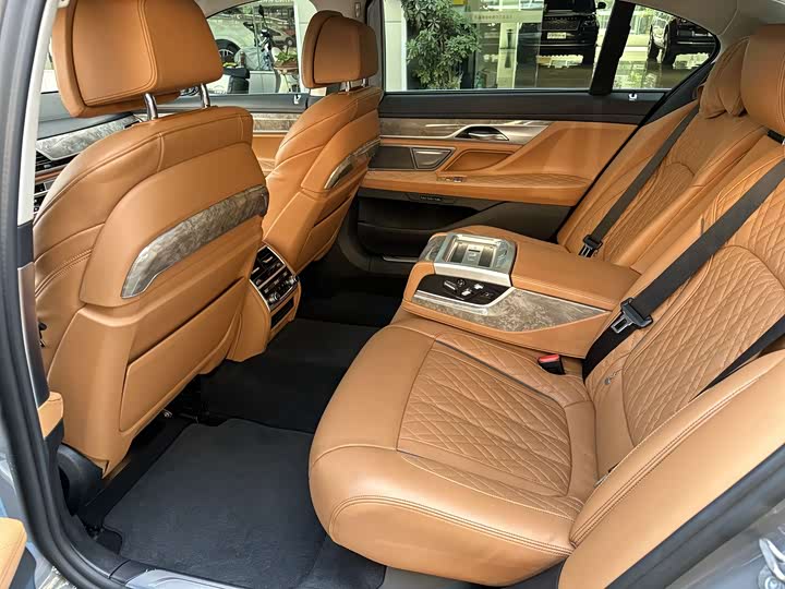 Фото 19 - BMW 7 Series