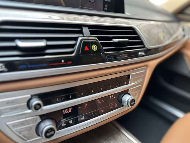 Фото 21 - BMW 7 Series