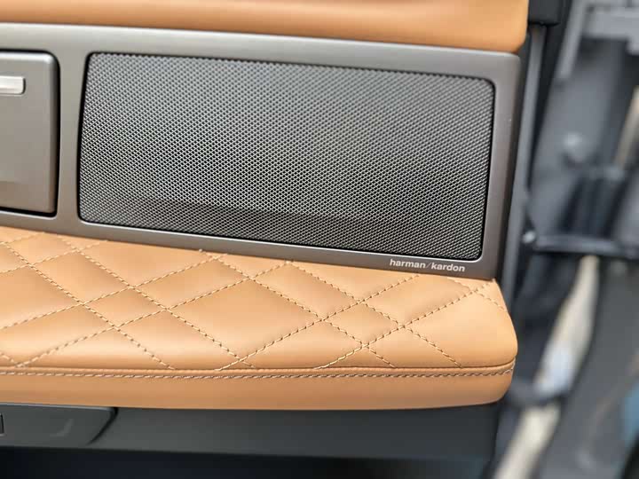 Фото 23 - BMW 7 Series