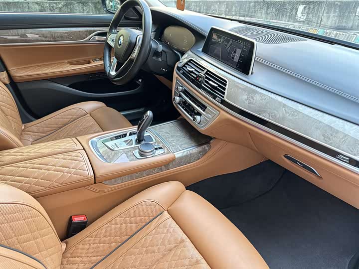 Фото 25 - BMW 7 Series
