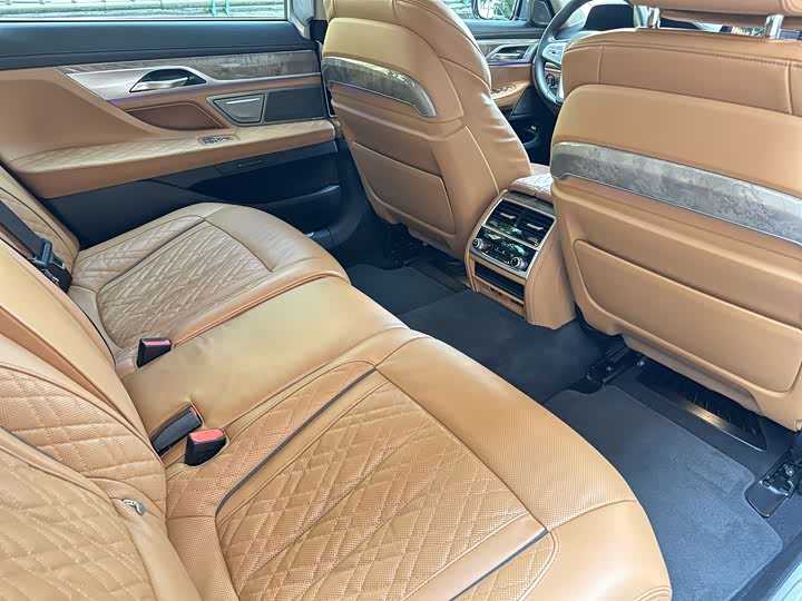 Фото 28 - BMW 7 Series