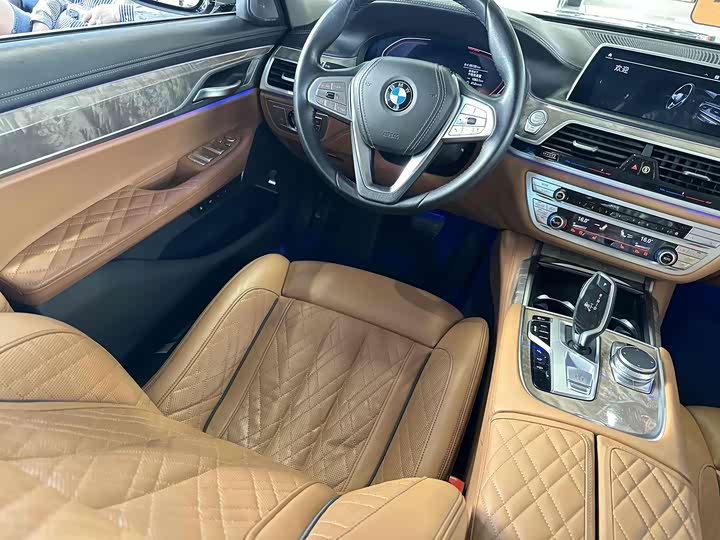 Фото 29 - BMW 7 Series
