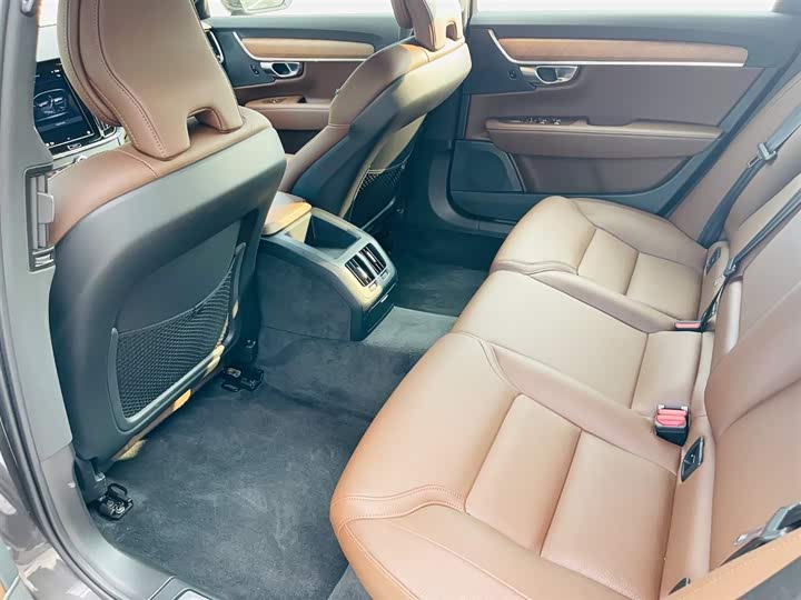 Фото 14 - Volvo S90