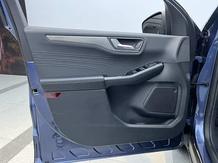 Фото 12 - Ford Escape