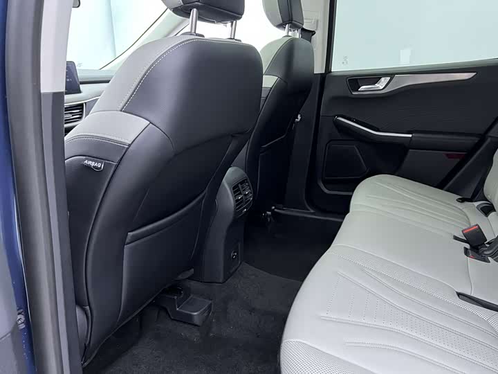 Фото 13 - Ford Escape