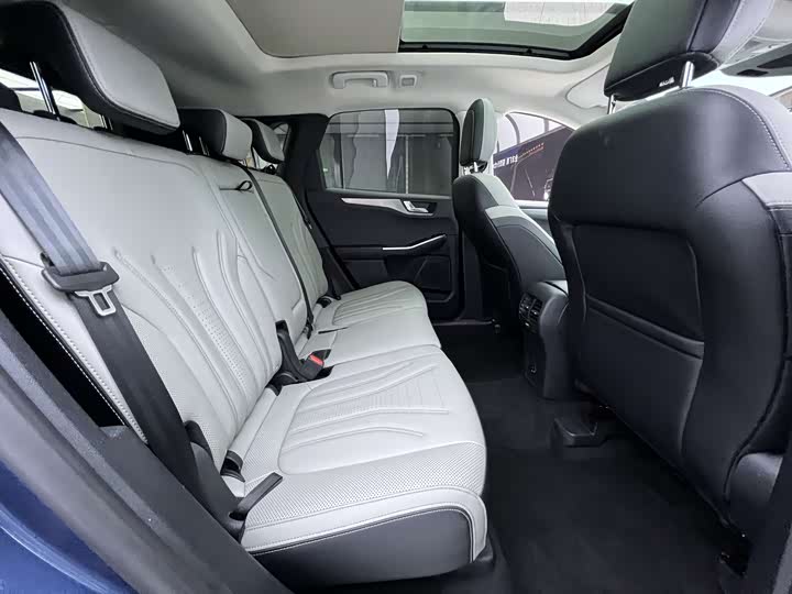 Фото 14 - Ford Escape