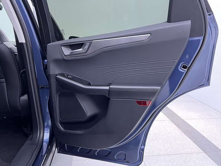 Фото 18 - Ford Escape