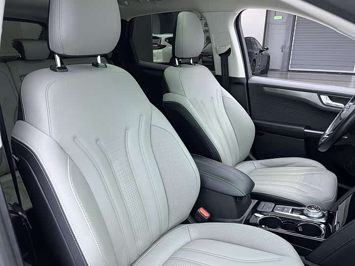 Фото 21 - Ford Escape