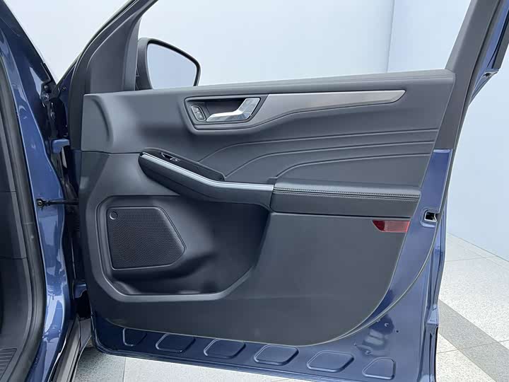 Фото 22 - Ford Escape