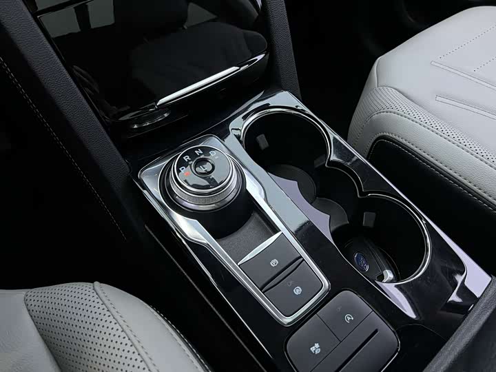 Фото 9 - Ford Escape