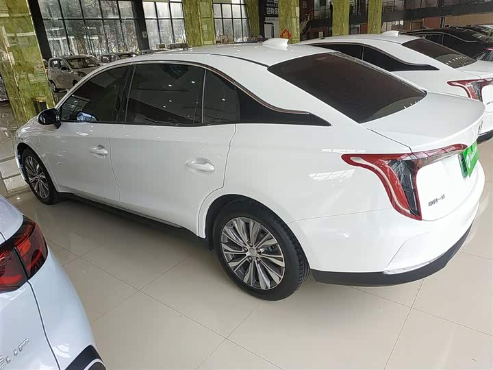 Фото 13 - Hongqi E-QM5