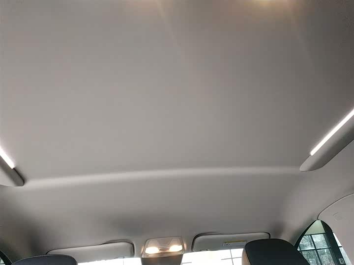 Фото 15 - Hongqi E-QM5