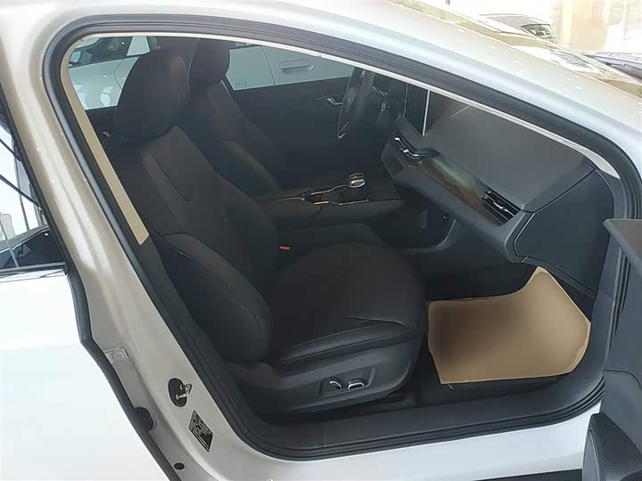 Фото 4 - Hongqi E-QM5