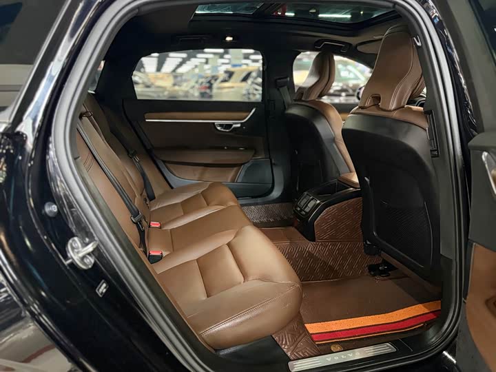 Фото 10 - Volvo S90