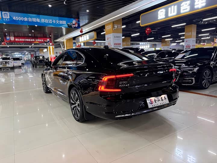 Фото 12 - Volvo S90