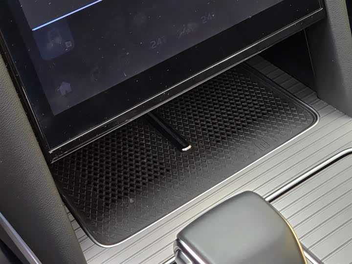 Фото 13 - Hongqi HS7 Hybrid