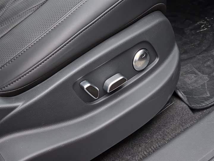 Фото 28 - Hongqi HS7 Hybrid