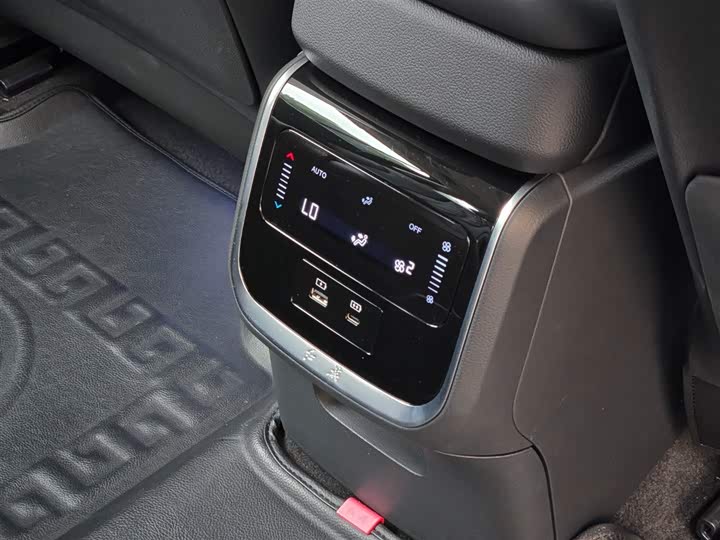 Фото 35 - Hongqi HS7 Hybrid