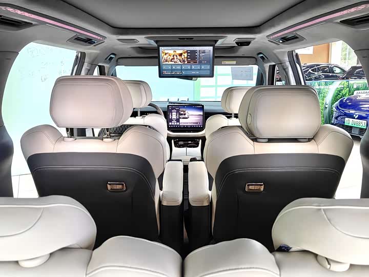 Фото 16 - Zeekr 009