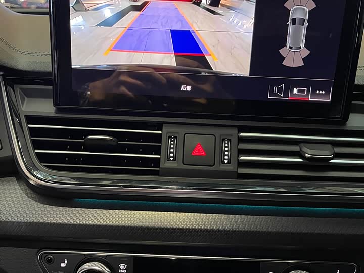 Фото 11 - Audi Q5L