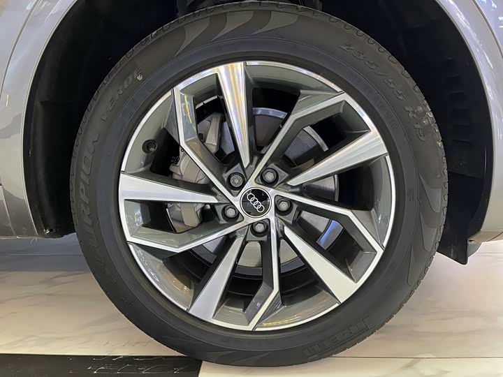 Фото 23 - Audi Q5L