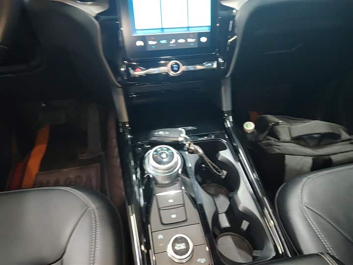 Фото 14 - Ford Explorer