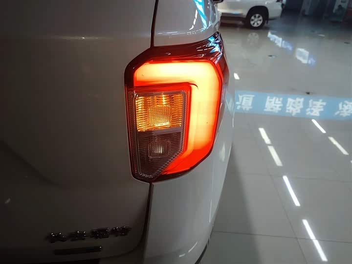 Фото 8 - Ford Explorer