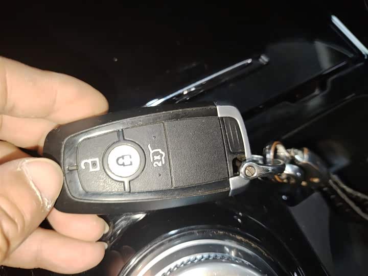 Фото 9 - Ford Explorer