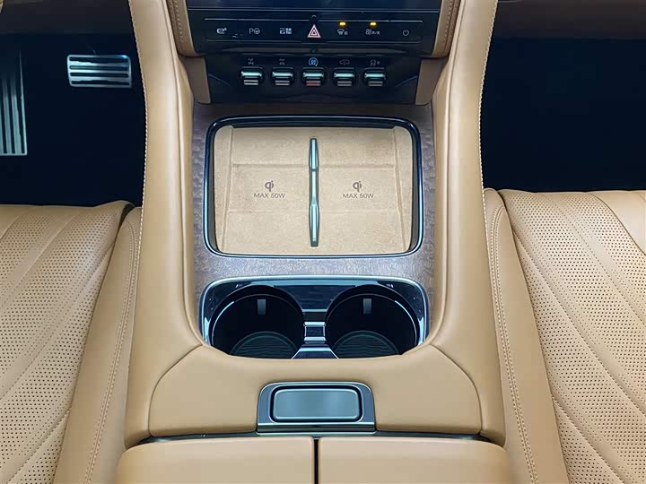 Фото 19 - BYD Yangwang U8