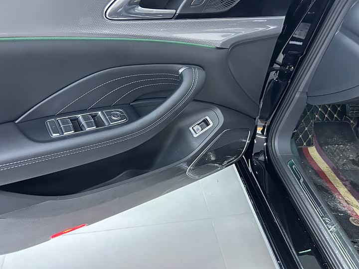 Фото 10 - Hongqi H5