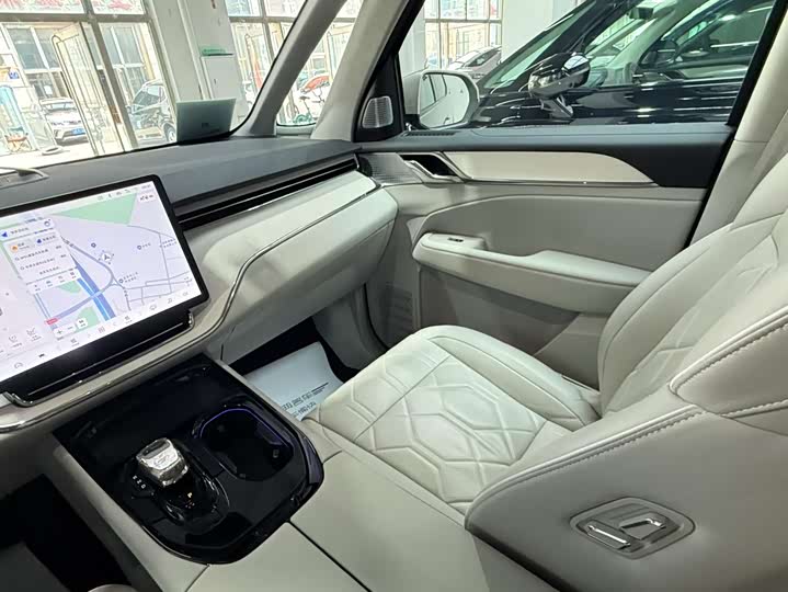 Фото 14 - Volvo EM90